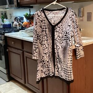 Women’s Size Large Peter Nygard Black &
White Asymmetrical Tunic.